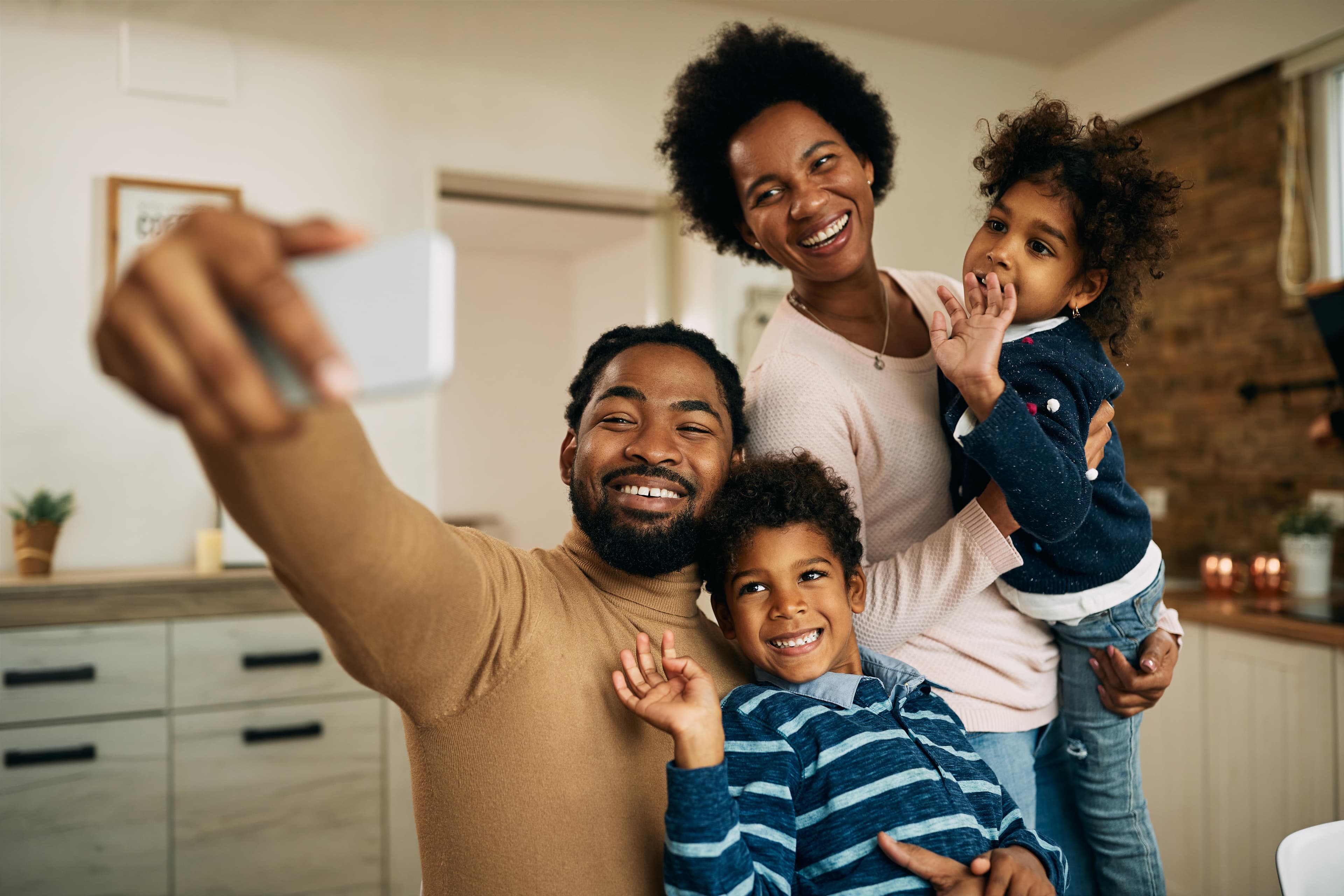 Famille en visioconference a domicile avec AHP
